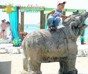 Статуя слона на пляже